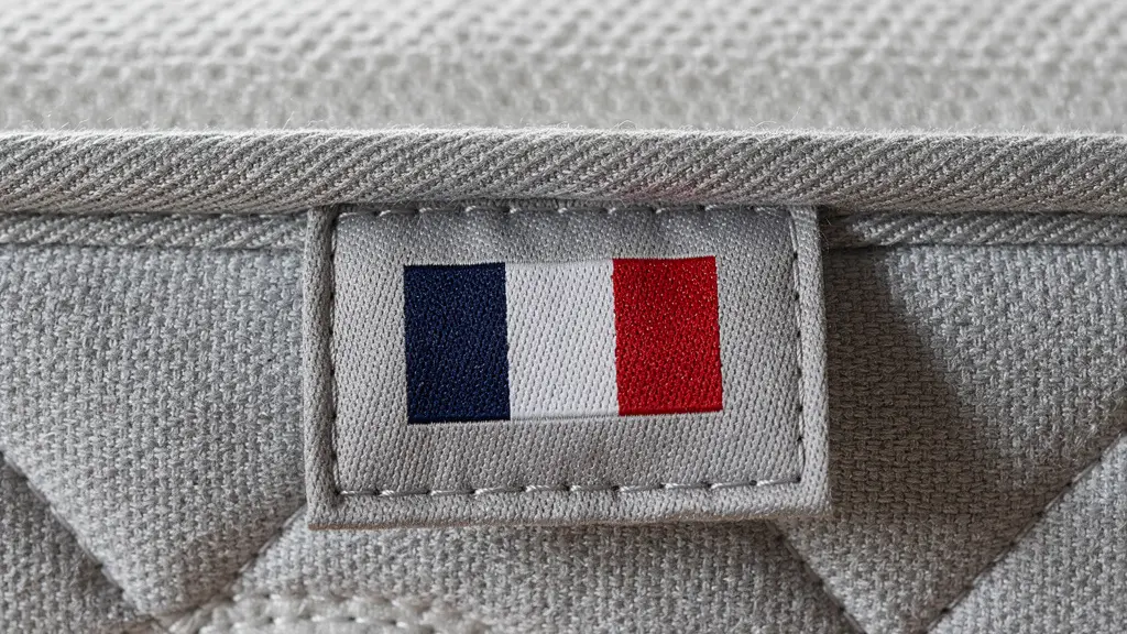 Étiquette de fabrication française cousue sur tissu de matelas de qualité